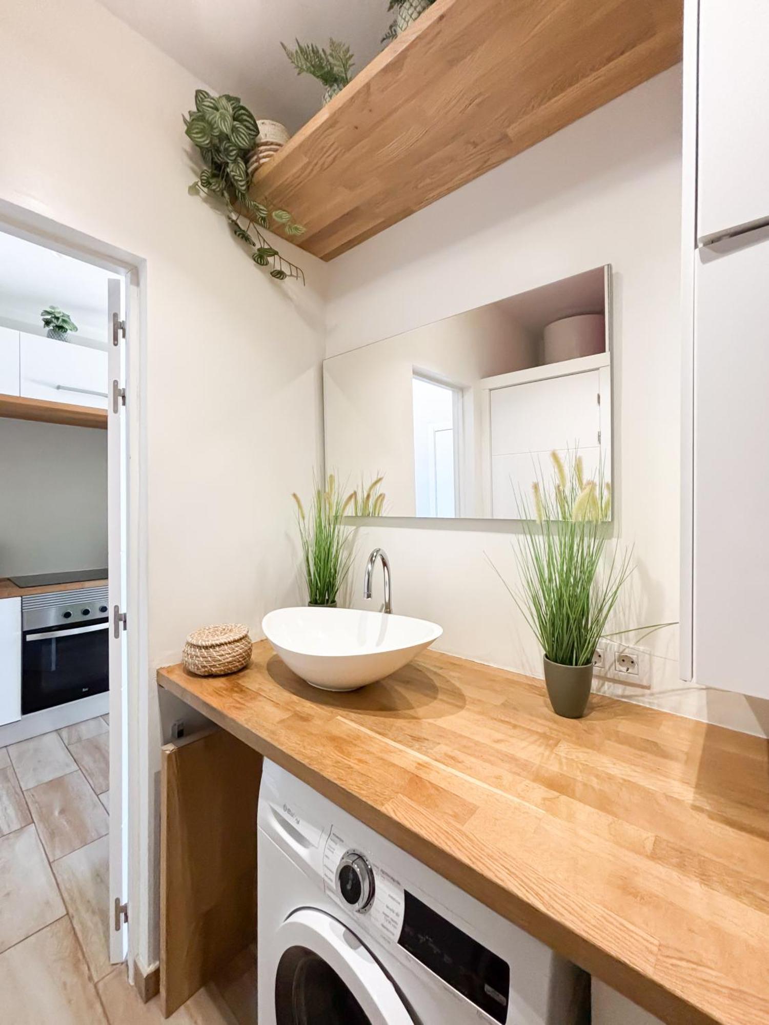 Lovely Modern Studio With An Incredible View 아데제 외부 사진