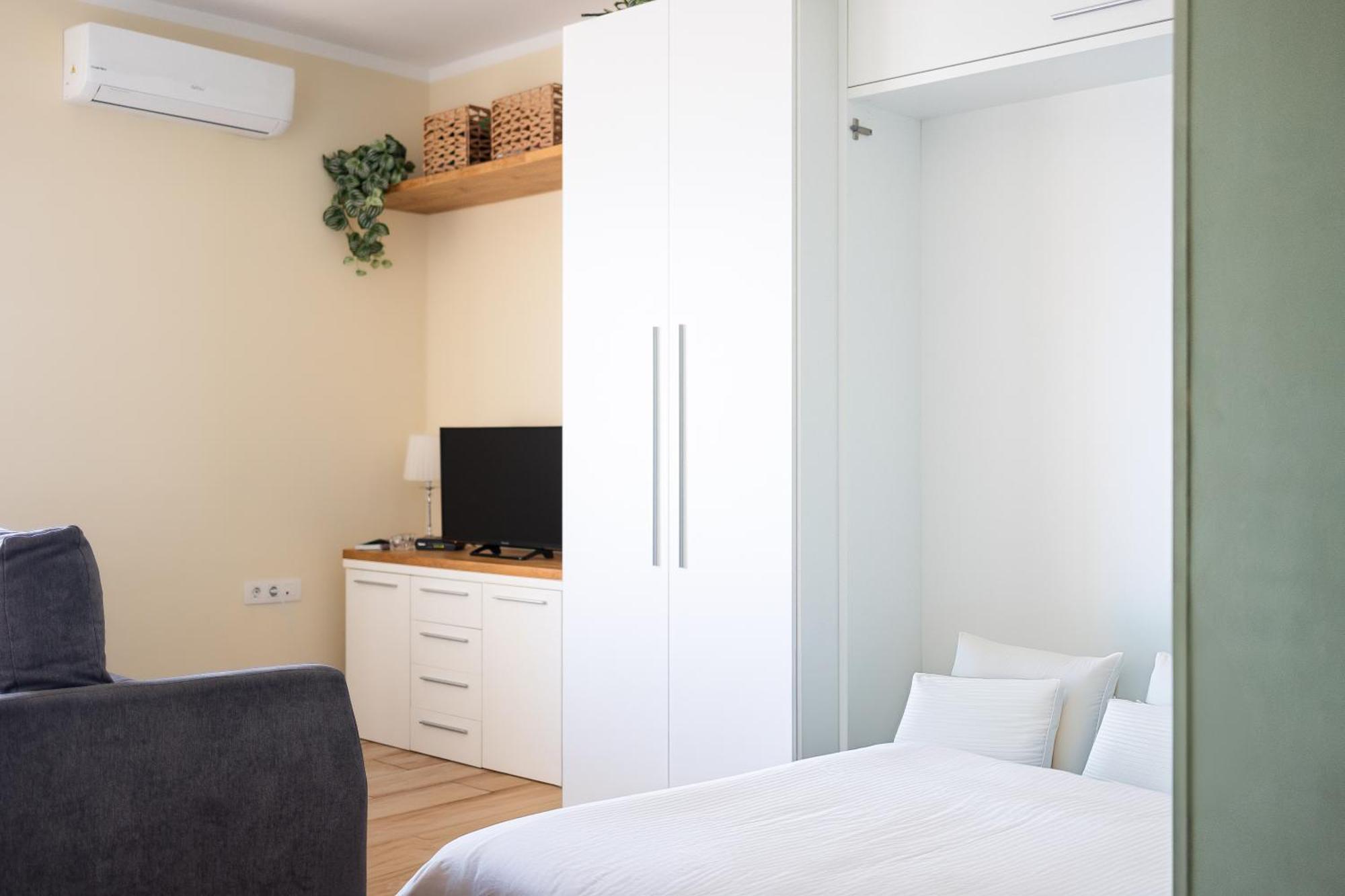 Lovely Modern Studio With An Incredible View 아데제 외부 사진